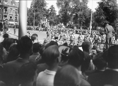 605518 Afbeelding van de parade (Church Parade) op het Janskerkhof te Utrecht na afloop van de plechtige dankdienst in ...